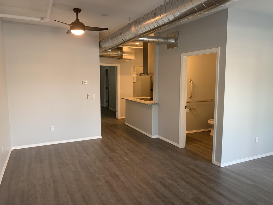 Building Photo - 1020 Lomas Blvd NW