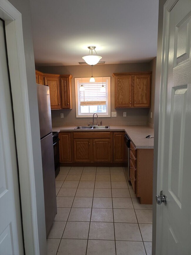 Building Photo - 3 Bedroom 2 1/2 bath end unit Townhome for Rent in Waynesboro