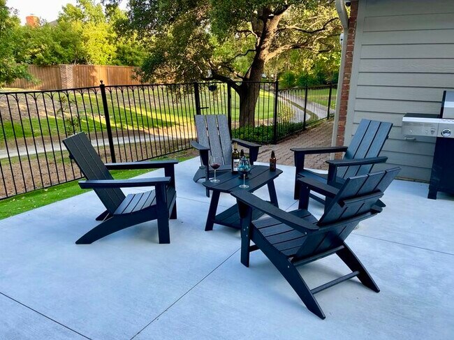 fenced yard ideal for pets - 6524 Pheasant Run Rd