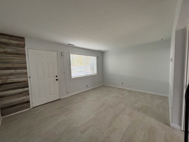 Building Photo - Willow Tree Condo For Rent - Amazing Locat...