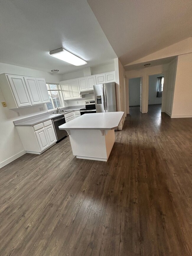 Building Photo - Beautifully Remodeled 2 Bedroom 1 Bath Dup...