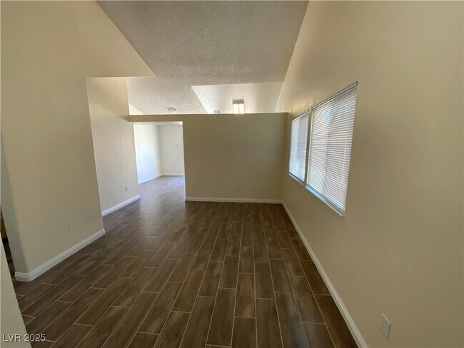 Building Photo - 2249 La Mark Ave