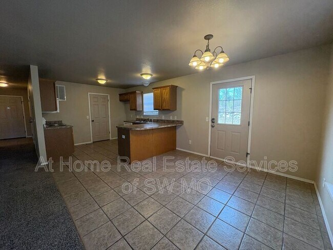 Building Photo - 2315 W Parkview Ave