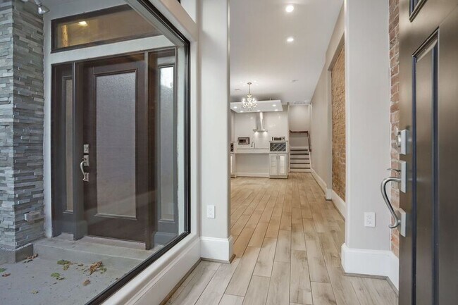 Building Photo - Captivating in Capitol Hill| 2 Bedroom + D...