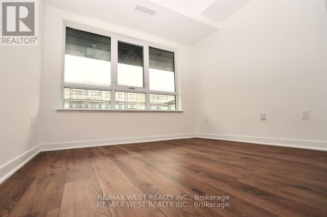 Building Photo - 395 Dundas St W