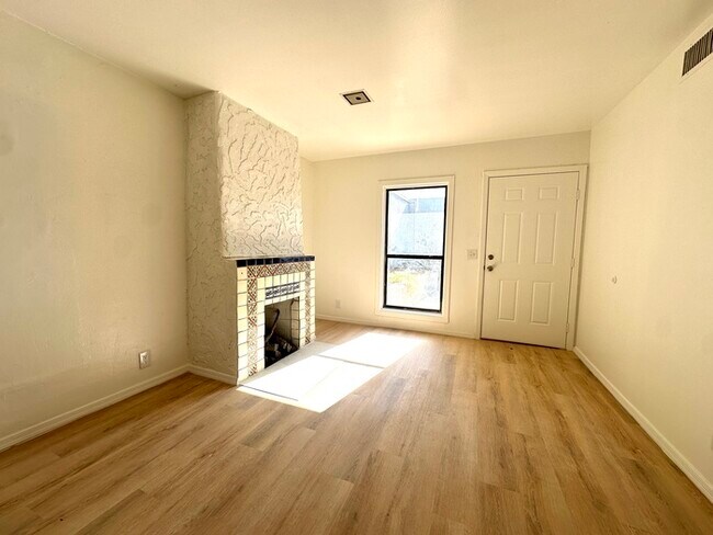 Building Photo - Modern Style Renovated 2 Bedroom with Wash...