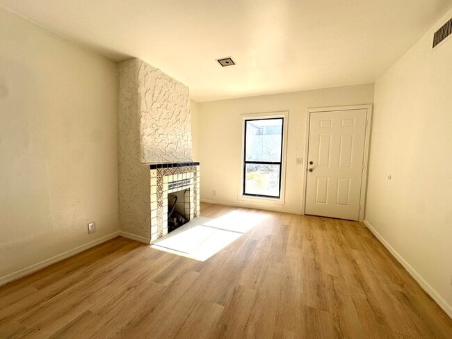 Foto del edificio - Modern Style Renovated 2 Bedroom with Wash...