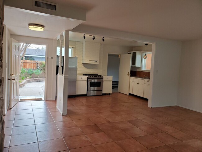 Foto del edificio - 3 bed/3 bath + LARGE BONUS ROOM and YARD for Assisted Living/Sober Living/Detox/Rehab Facility.