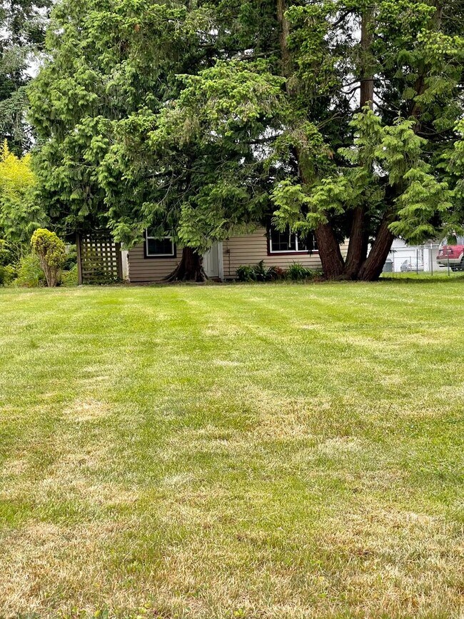 Building Photo - PRICE REDUCTION   2 Bed, 1 Bath with Large...