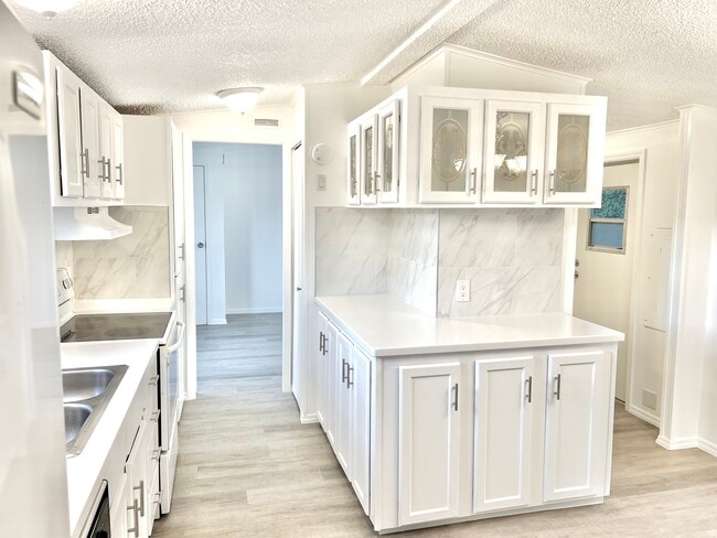 Building Photo - 14051 SE 63rd Ter