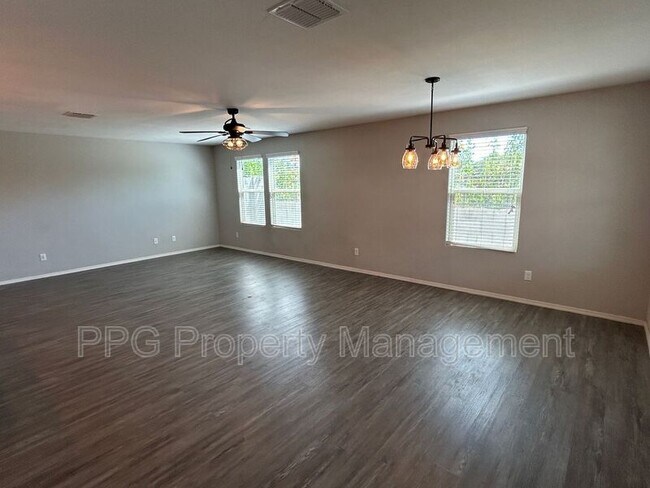 Foto del edificio - 16549 W Sierra St
