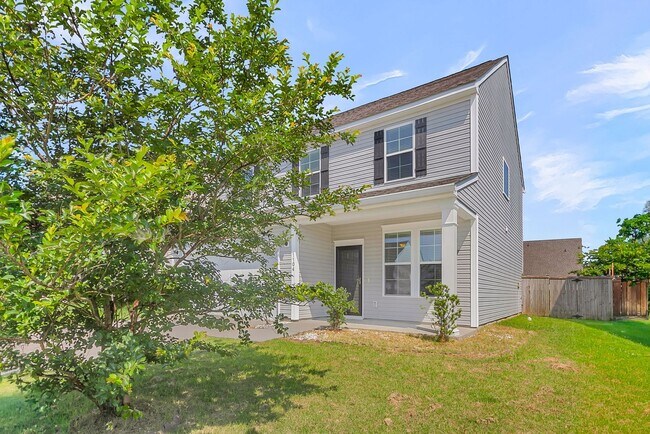 Building Photo - Convenient Location with Modern Amenities