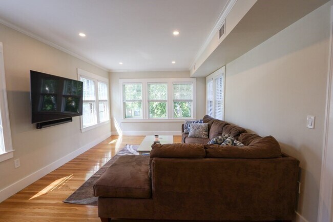 Building Photo - 252 Savin Hill Ave