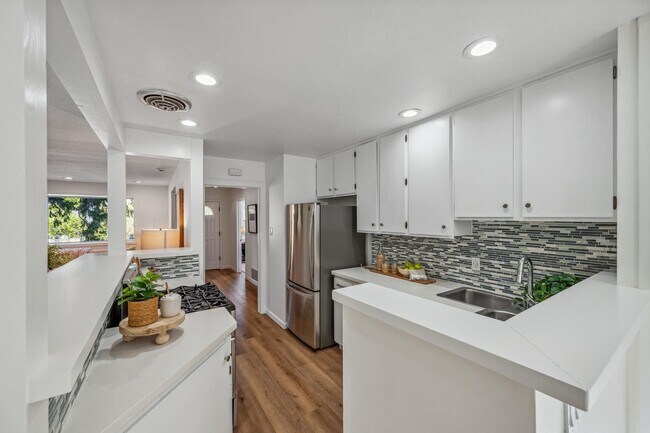 Building Photo - 3Bed/2Ba in Central Kentfield Location