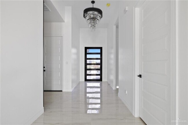 Building Photo - 32 Zimmerius Ave