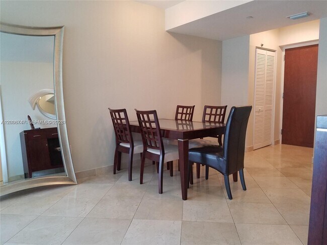 Foto del edificio - 6365 Collins Ave