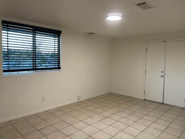 Foto del edificio - 15015 Dauchy Ave
