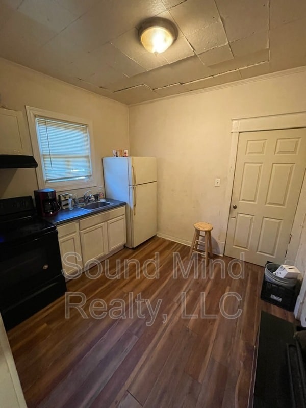 Primary Photo - 1422 E Jones St