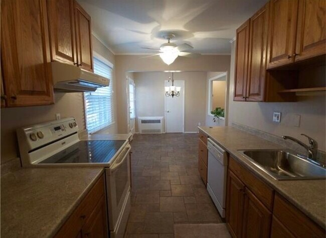 Kitchen and breakfast area view - 104 Katona Dr