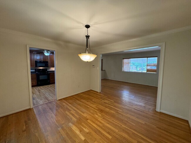 Foto del edificio - Spacious 4 Bed 3 Bath Home With Fully Fenc...