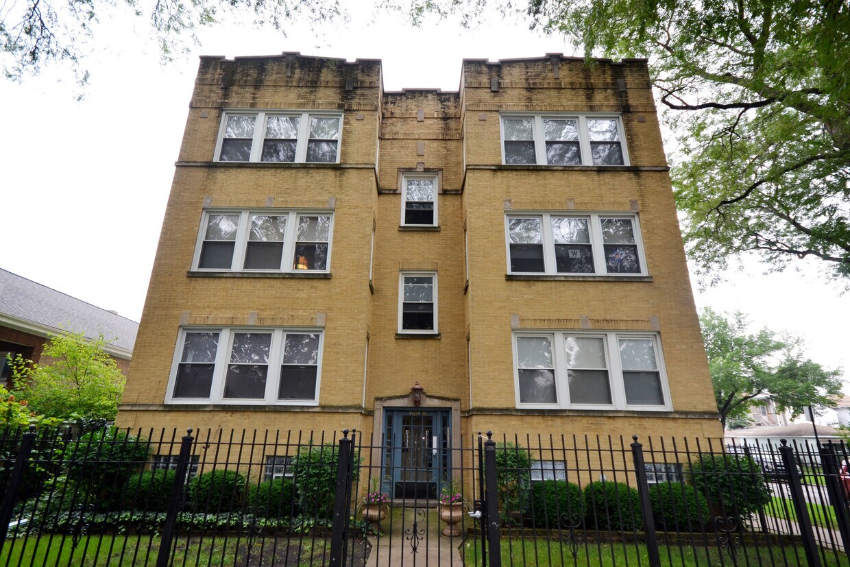 Primary Photo - 4654 N Avers Ave