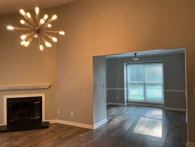 Building Photo - Charming 2 Bed, 2 Bath Triplex in Fayettev...