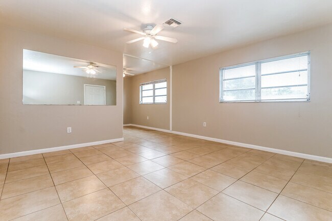 Building Photo - NICE 2/1 DUPLEX IN NAPLES!