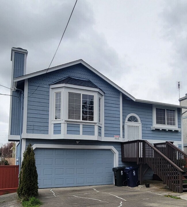 Foto del edificio - Spacious 4 Bedroom Home in S.Tacoma, Available Now!