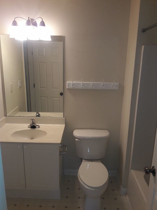 Building Photo - Spacious 2Bedroom/2Bath Townhouse