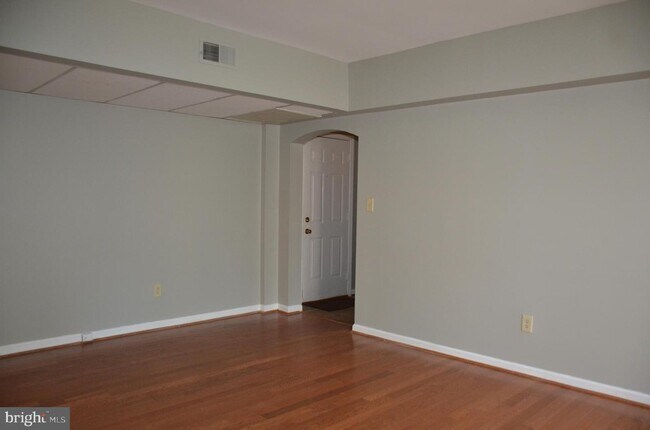 Building Photo - 1736 Queens Ln