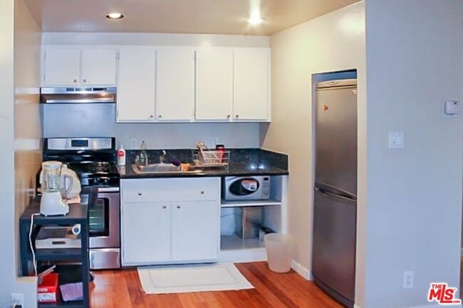 Building Photo - 800 W 1st St