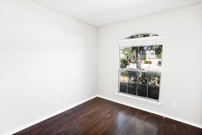 Building Photo - Well-Maintained 3-Bedroom Home – Ideal for Students & Professionals!