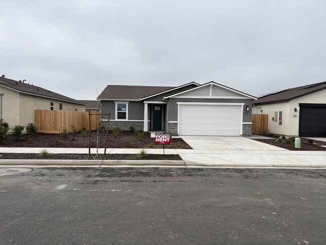 Building Photo - NW Visalia Home Rent Ready! Walking distance to Oak Grove