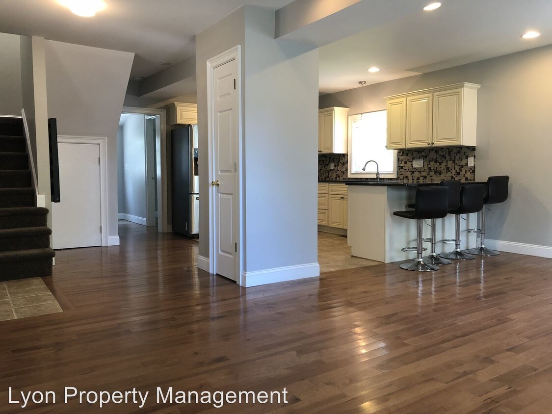 Foto principal - 3 br, 1 bath House - 361 Warwick Neck Ave