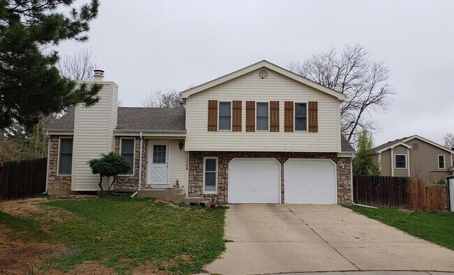 Building Photo - 1008 Camelot Cir