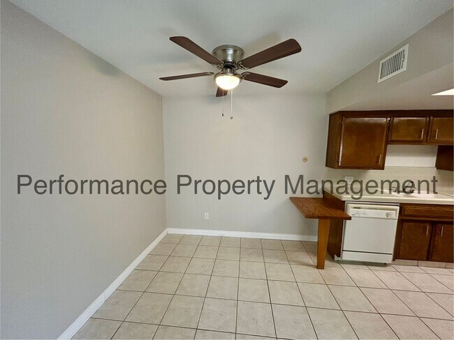 Foto del edificio - Charming 2 Bed/1 Bath Westchester Condo w/...
