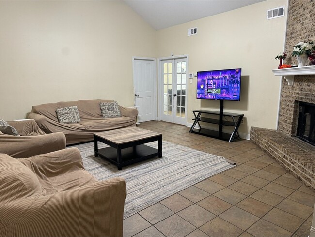 Building Photo - Updated Ranch style home with above ground...