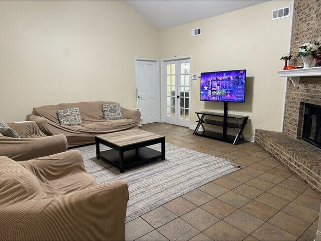 Foto del edificio - Updated Ranch style home with above ground...