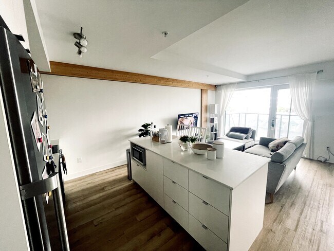 Building Photo - 295 Rue De La Montagne