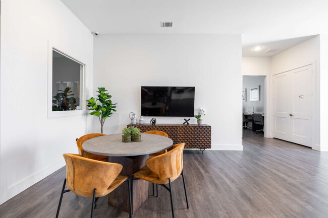 Building Photo - Luxe 2 Bedroom Apartments with Modern Amen...