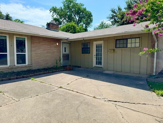 Foto del edificio - Midcentury Charmer with BONUS Sunroom and ...