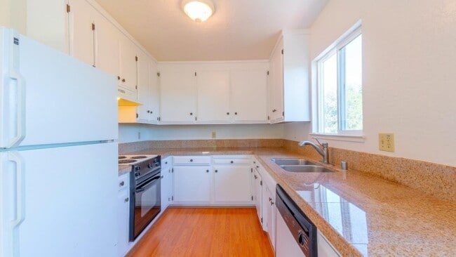 Building Photo - 250 Tabor Dr