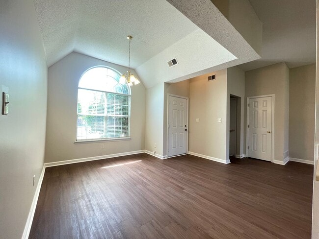 Building Photo - 1344 Custer Dr E