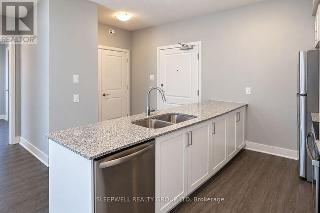 Photo du bâtiment - 975 N Russell Rd