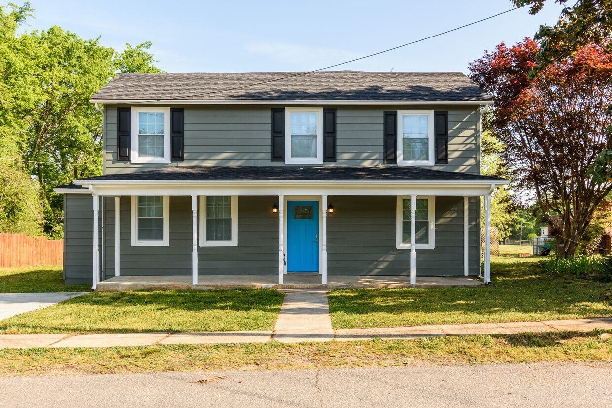 3 Bedrooms. 2.5 Baths. Luxury Upgrades - 3 Bedrooms.  2.5 Baths. Luxury Upgrades
