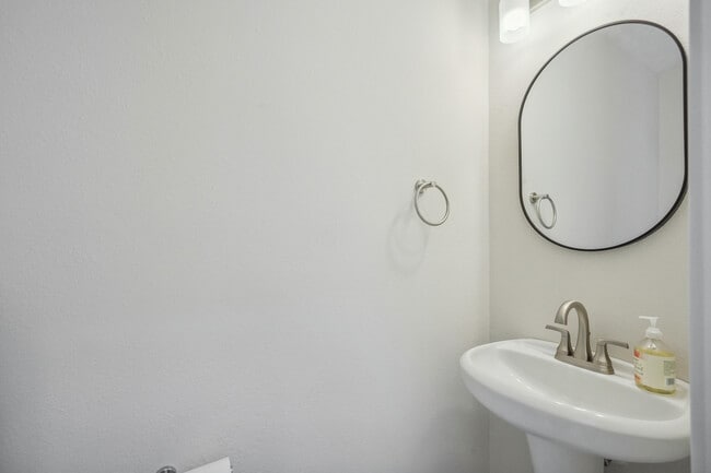 Building Photo - 10 Fairlee Ct