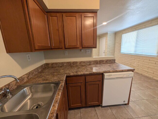 Building Photo - Move in Ready 2 bedroom