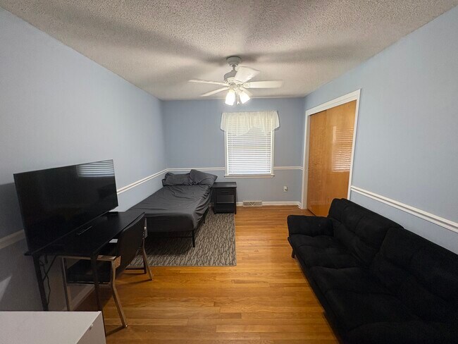 Foto del edificio - 6011 Wedgewood Dr