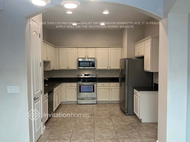 Building Photo - 1367 S Country Club Dr