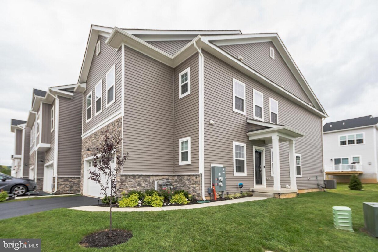 Primary Photo - 137 Livingston Ln